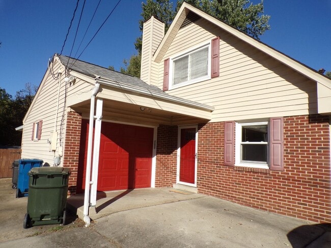 Building Photo - Well maintained cute house with huge fence...