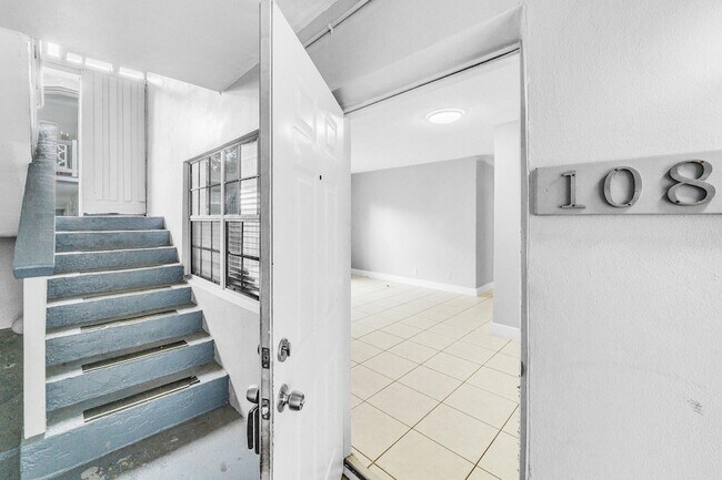 Building Photo - 626 SW 14th Ave