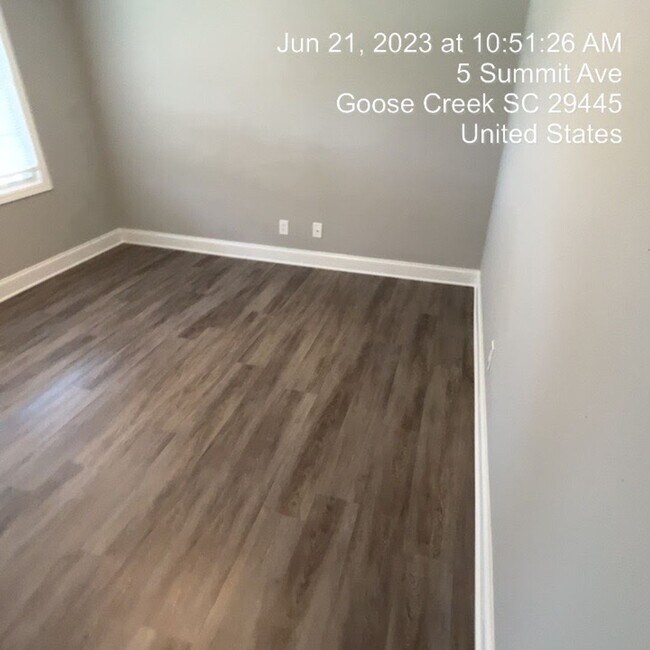 Building Photo - Relaxed Living with Spacious Yard in Goose...
