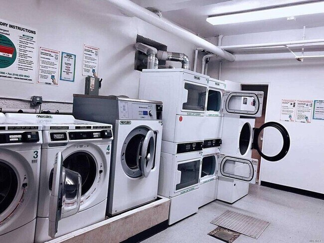 Building Photo - 88-10 35th Ave