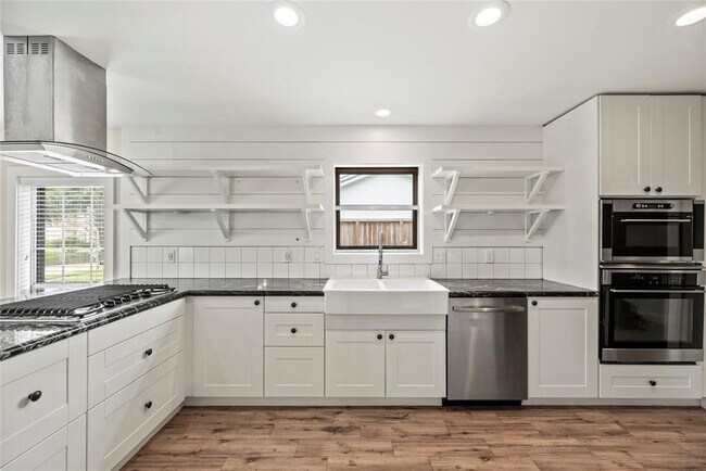 Building Photo - 2219 Briarview Dr