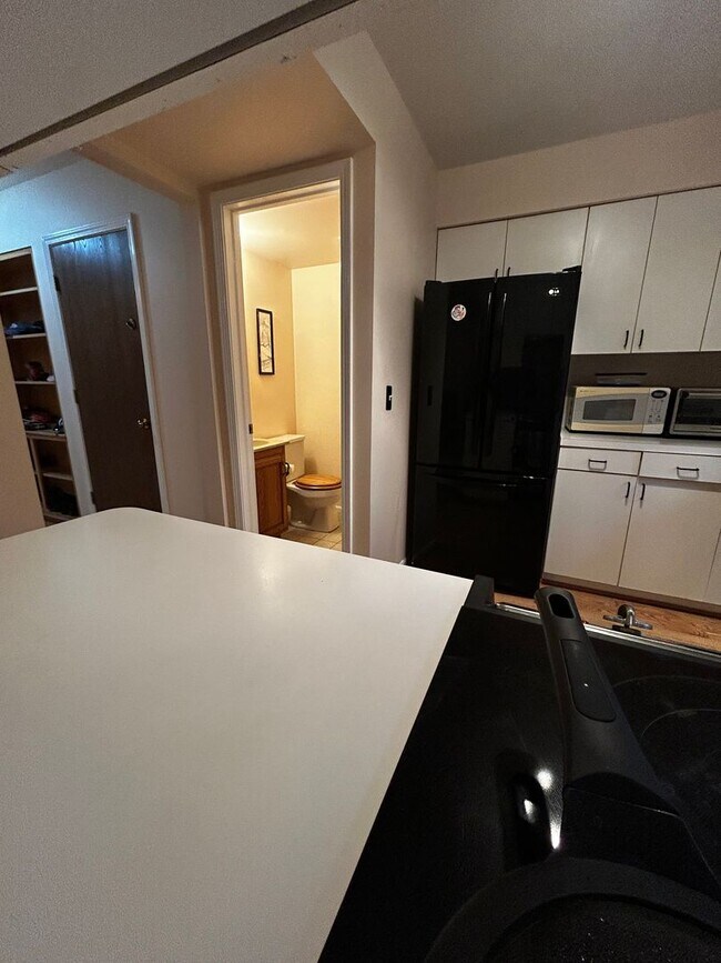 Building Photo - 2 Bedroom 2.5 Bathroom Condo close to Down...