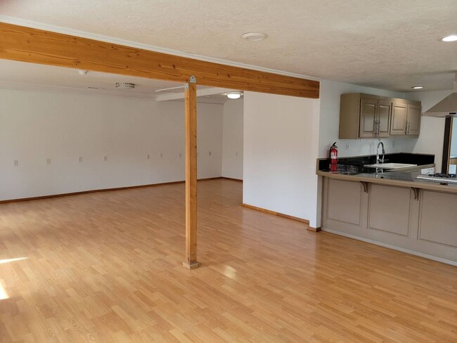 Building Photo - This cute open floor plan 1BD 1BA newly re...