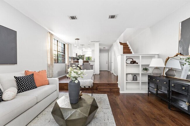 Building Photo - 7122 Wood Hollow Dr