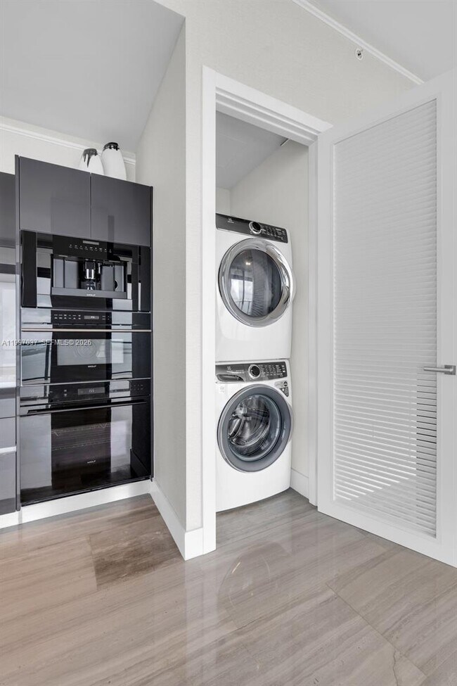 Building Photo - 1451 Brickell Ave