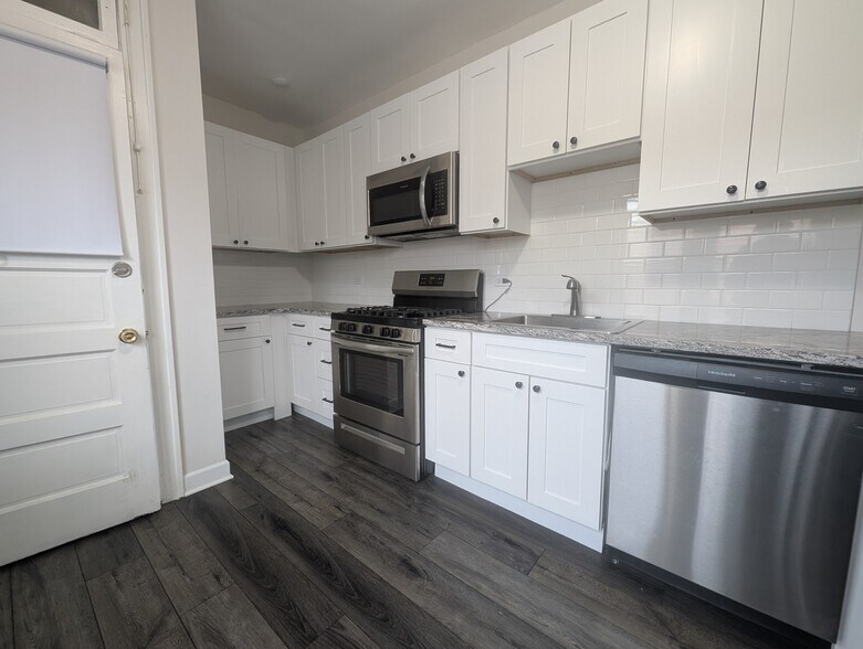 Primary Photo - 5820 W Berteau Ave