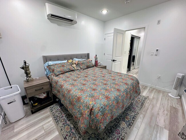 Building Photo - Private fenced yard! Modern, stylish & fully updated apartment!