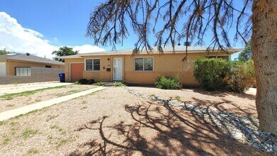 Building Photo - Quaint 3 Bedroom 2 Bathroom Home In The NE!