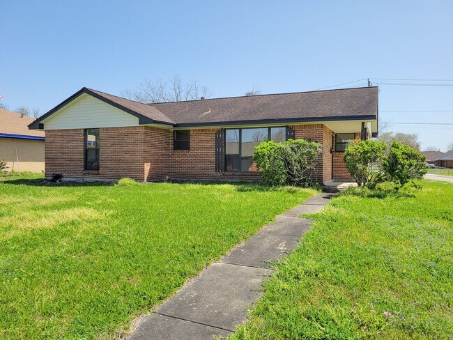 Building Photo - BEAUTIFUL REMODELED 4 BEDROOM 2 BATH HOME IN LAKE JACKSON, TEXAS