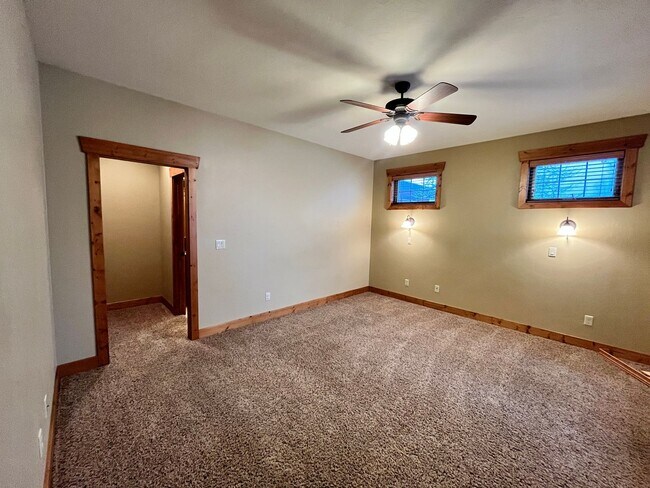 Building Photo - 3 bed, 3 bath Duplex in Driggs