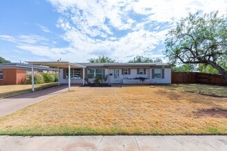 Building Photo - 633 S La Salle Dr