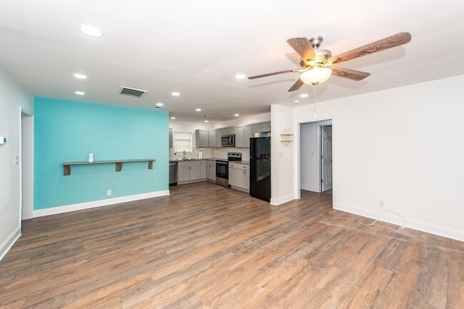 Building Photo - 6933 Raymond Ave