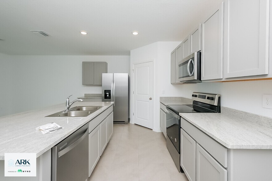 Building Photo - 17305 Reserva Dr