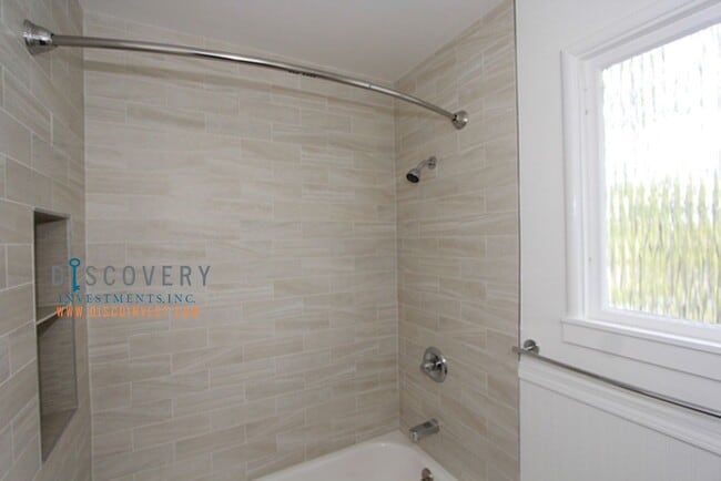 Building Photo - Desirable Elmwood Split Level Townhouse