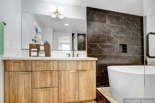 Interior Photo - 8430 De Longpre