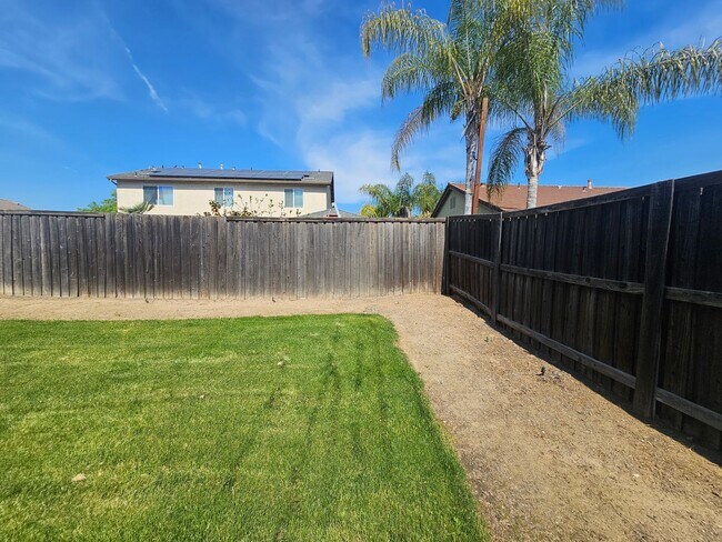 Building Photo - 4 Bedroom 2 Bath