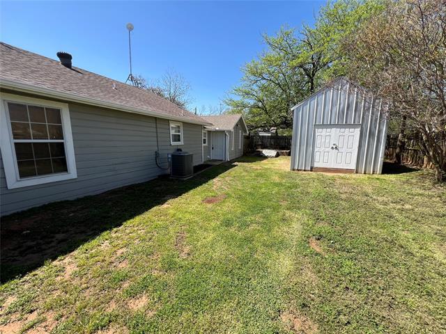 Building Photo - 300 W 4th St