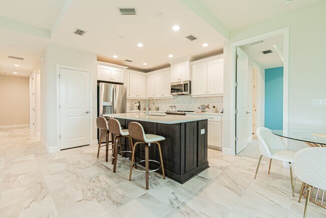 Building Photo - Luxury Naples 2-Bed Home Minutes to Downtown & Beaches | Resort-Style Amenities