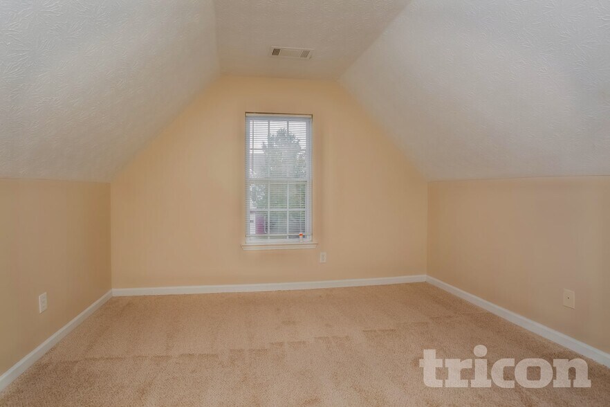 Building Photo - 120 Dairyland Dr