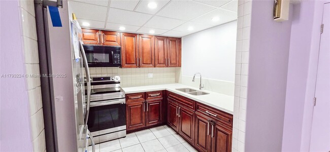 Building Photo - 1100 SW 104th Ct