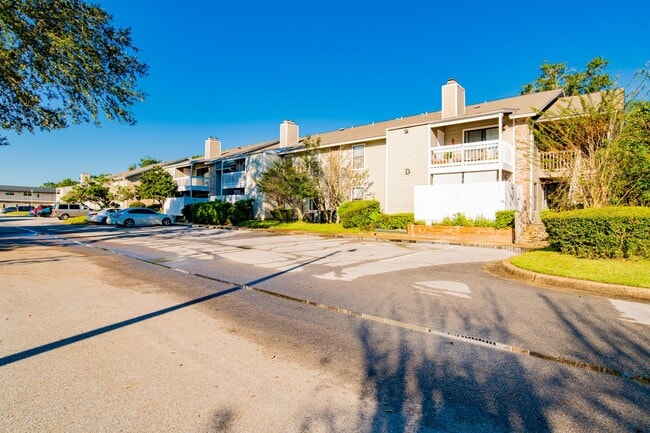 Building Photo - Well-maintained Pensacola Condo with Community Pool & Central Location