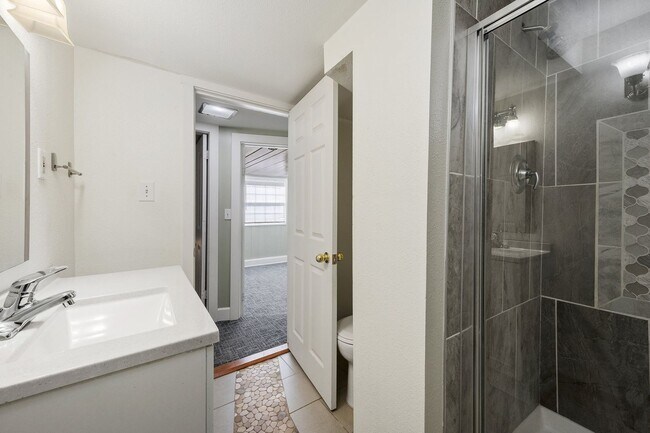 Building Photo - Sanders Beach home 3 bed 2 bath with second living room