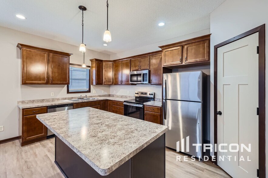Building Photo - 1074 Landings Ln