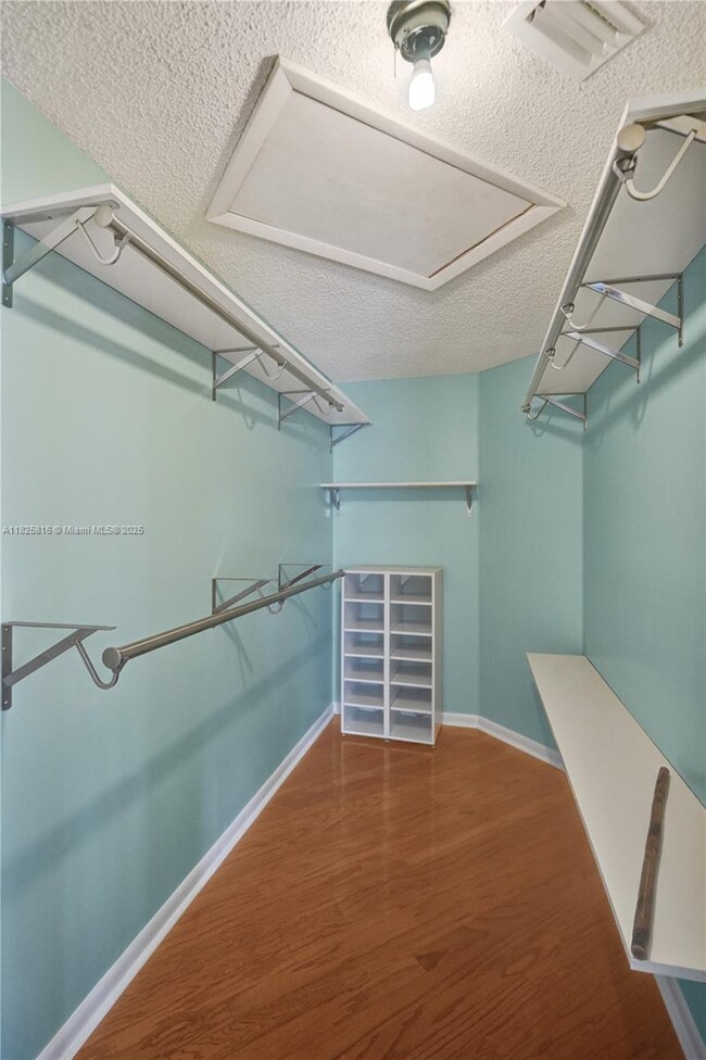 Building Photo - 8820 Woodside Ct