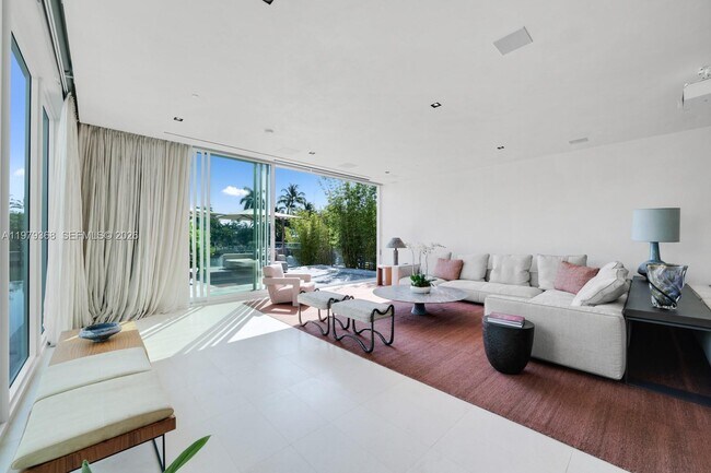 Building Photo - 1051 W 48th St