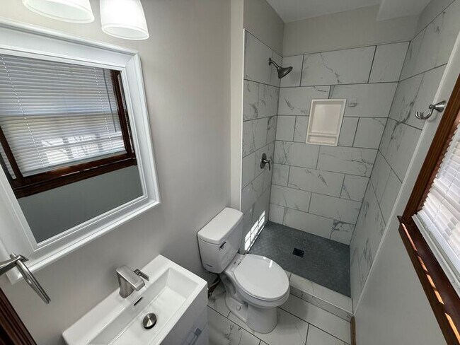 Building Photo - 3BR/2BA w/ Finished Basement + Fenced Yard in Raytown