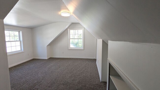 Building Photo - 1874 Manor Dr
