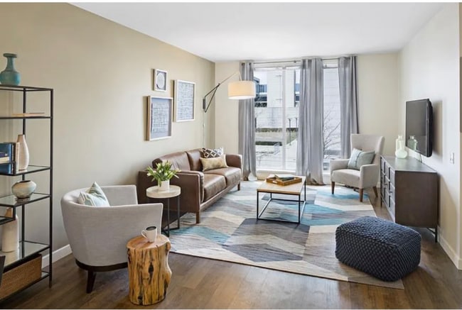 Building Photo - 411 D St