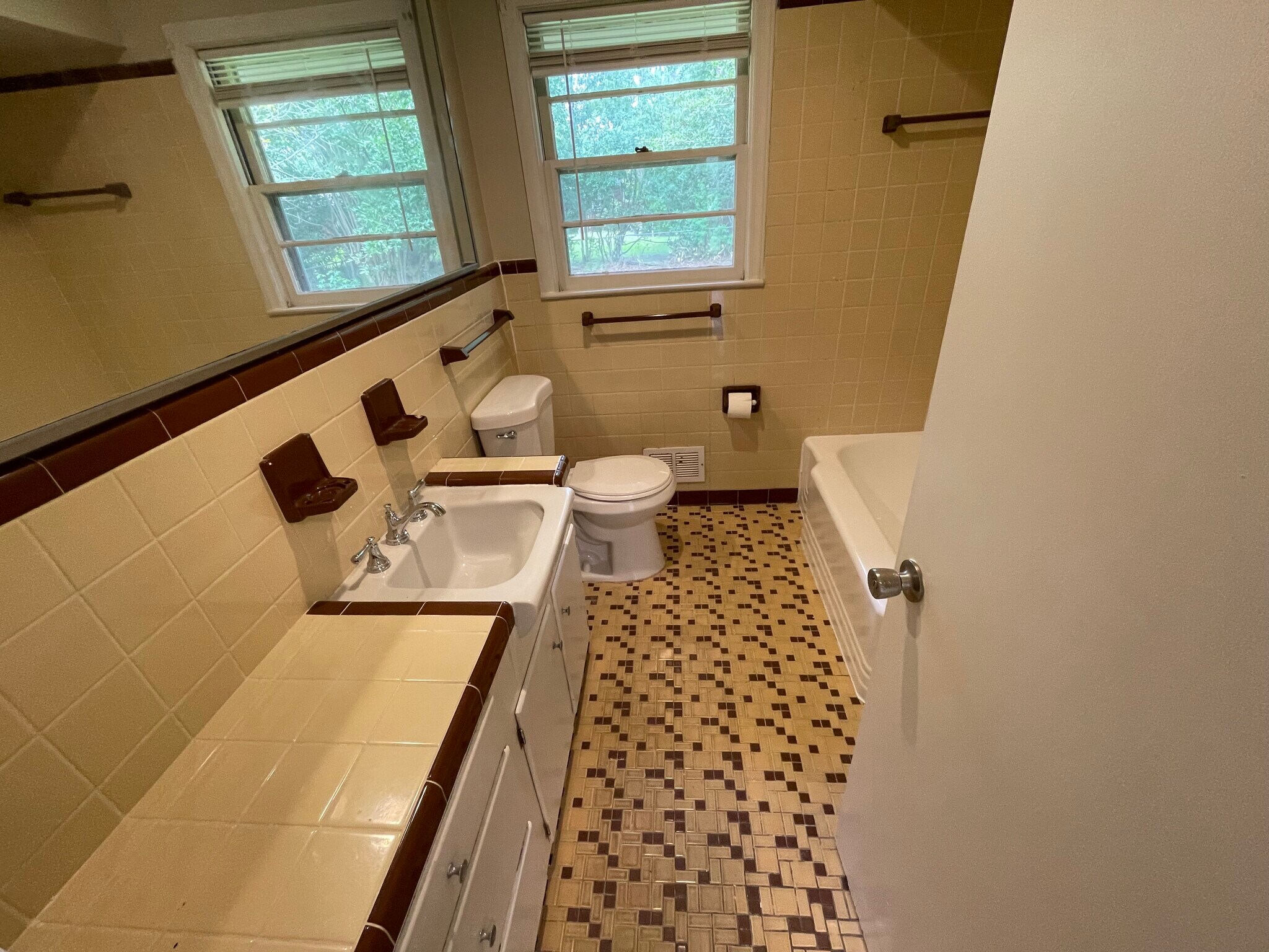 Main Bathroom 1 of 2 - 2641 Japonica Dr