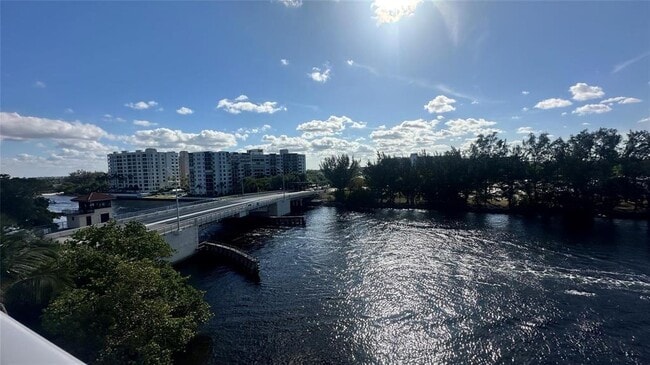 Building Photo - 1401 N Riverside Dr