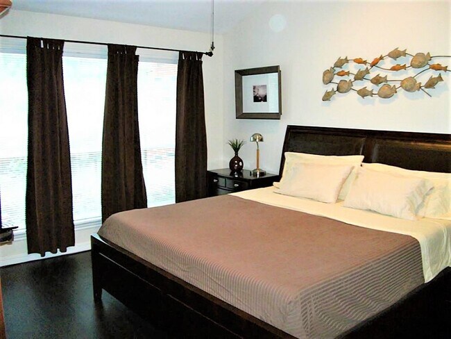 Building Photo - 435 N Rivershire Dr