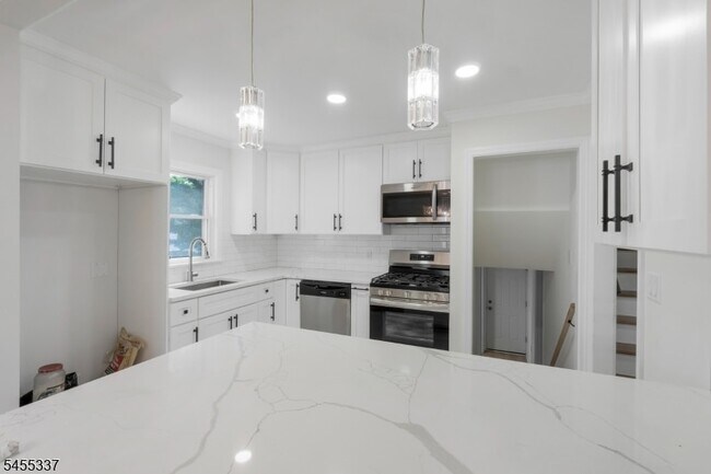 Building Photo - 33 Larchmont Rd