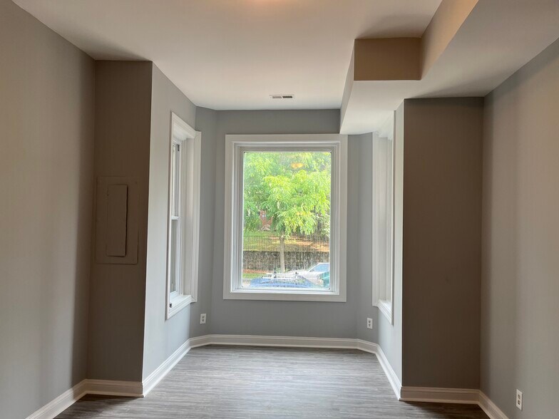 Building Photo - 1006 F St NE