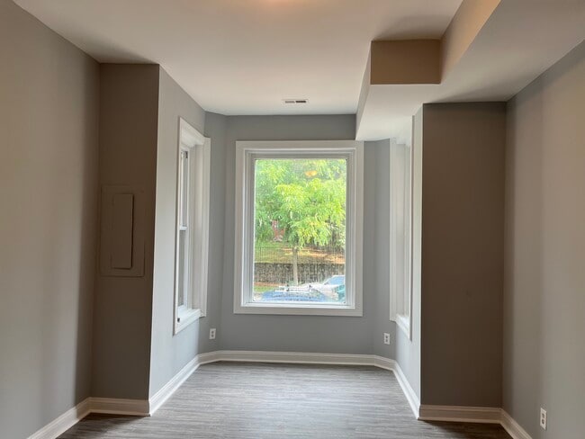 Building Photo - 1006 F St NE