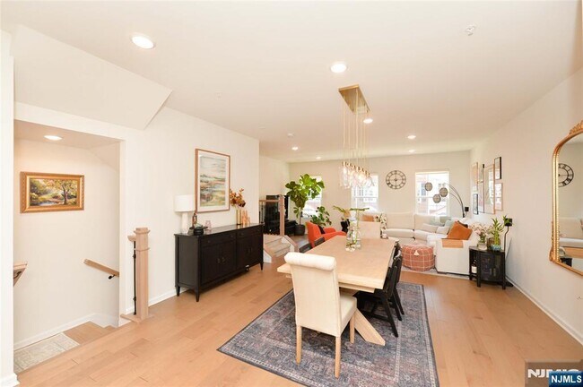 Building Photo - 60 Litchfield Ln