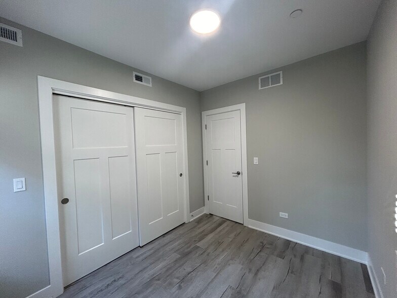 Building Photo - 1131 Oak Ave