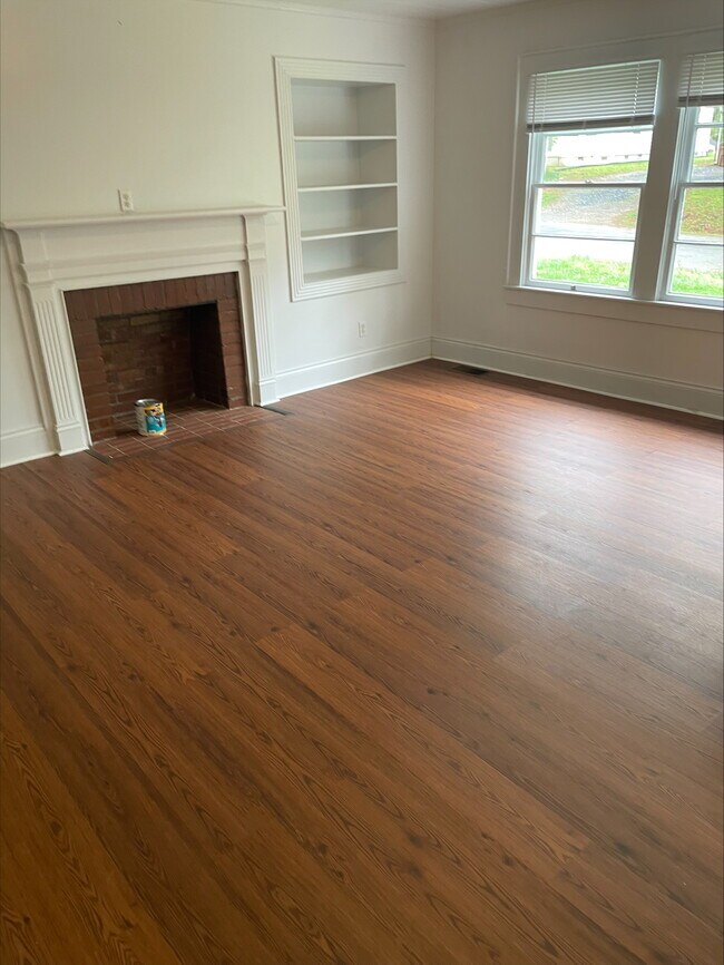 Building Photo - 713 S Cedar St