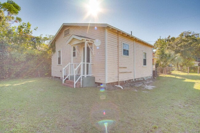 Building Photo - Charming 2-Bedroom Cottage Near Downtown P...