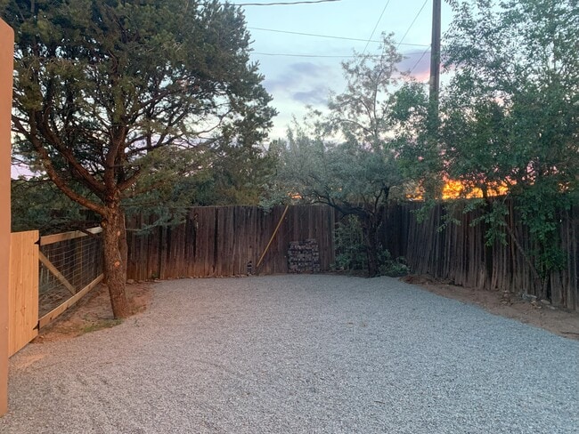 Building Photo - Semi-Detached Casita with private yard