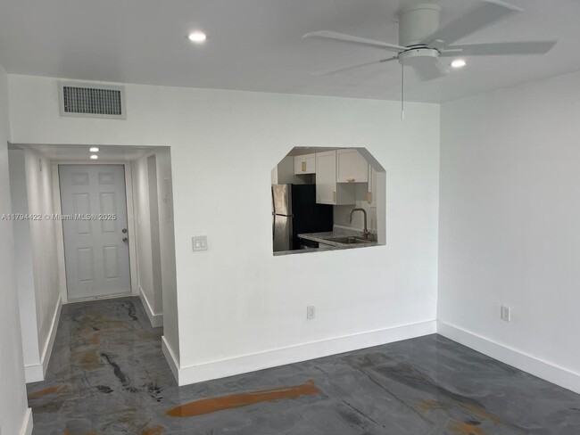 Building Photo - 251 NE 187th St