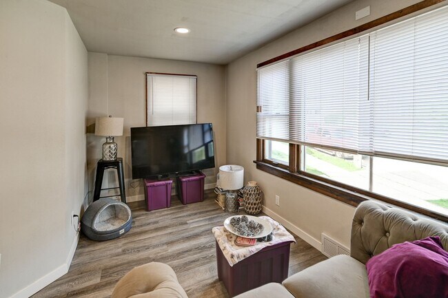 Building Photo - 205 S Fair Oaks Ave