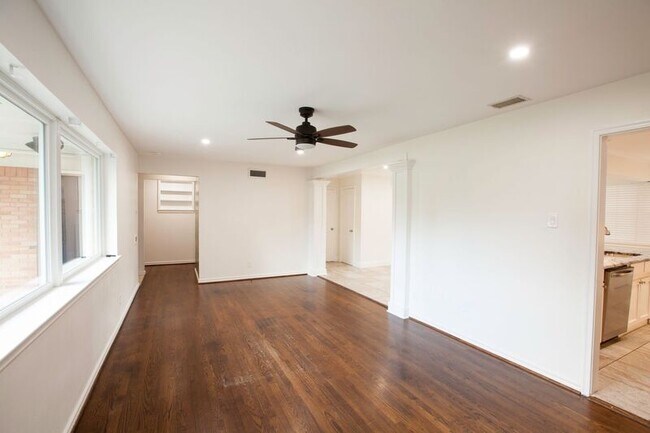 Building Photo - 10140 Shadyview Dr