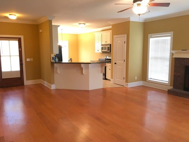 Building Photo - 233 Forest Glen Dr