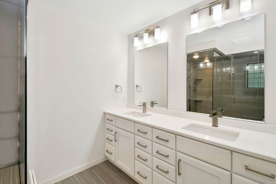 Master Bathroom - 154 W Beaton Dr