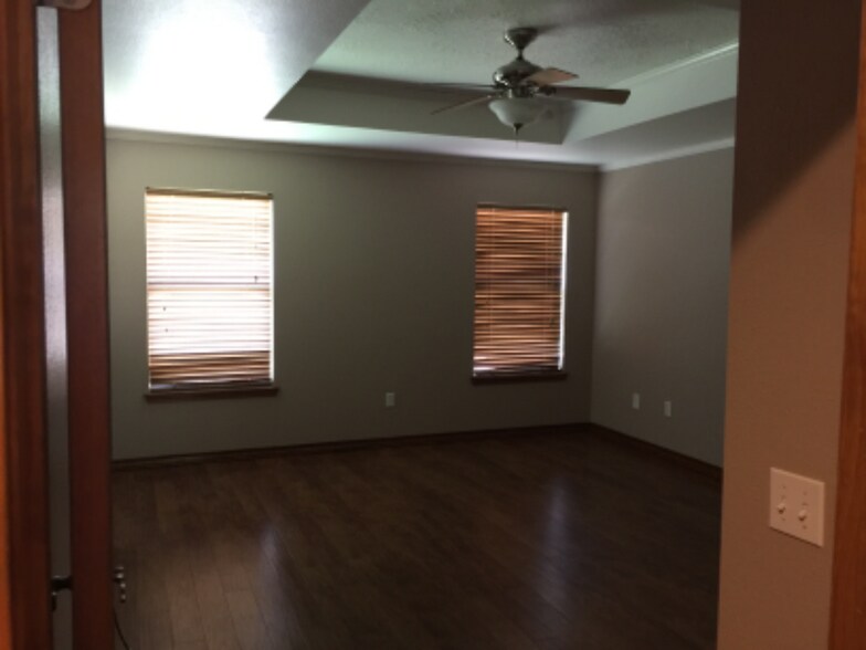Building Photo - 1832 Arbor Dr