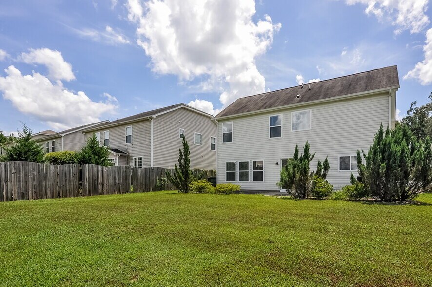 Building Photo - 7211 Great Laurel Dr